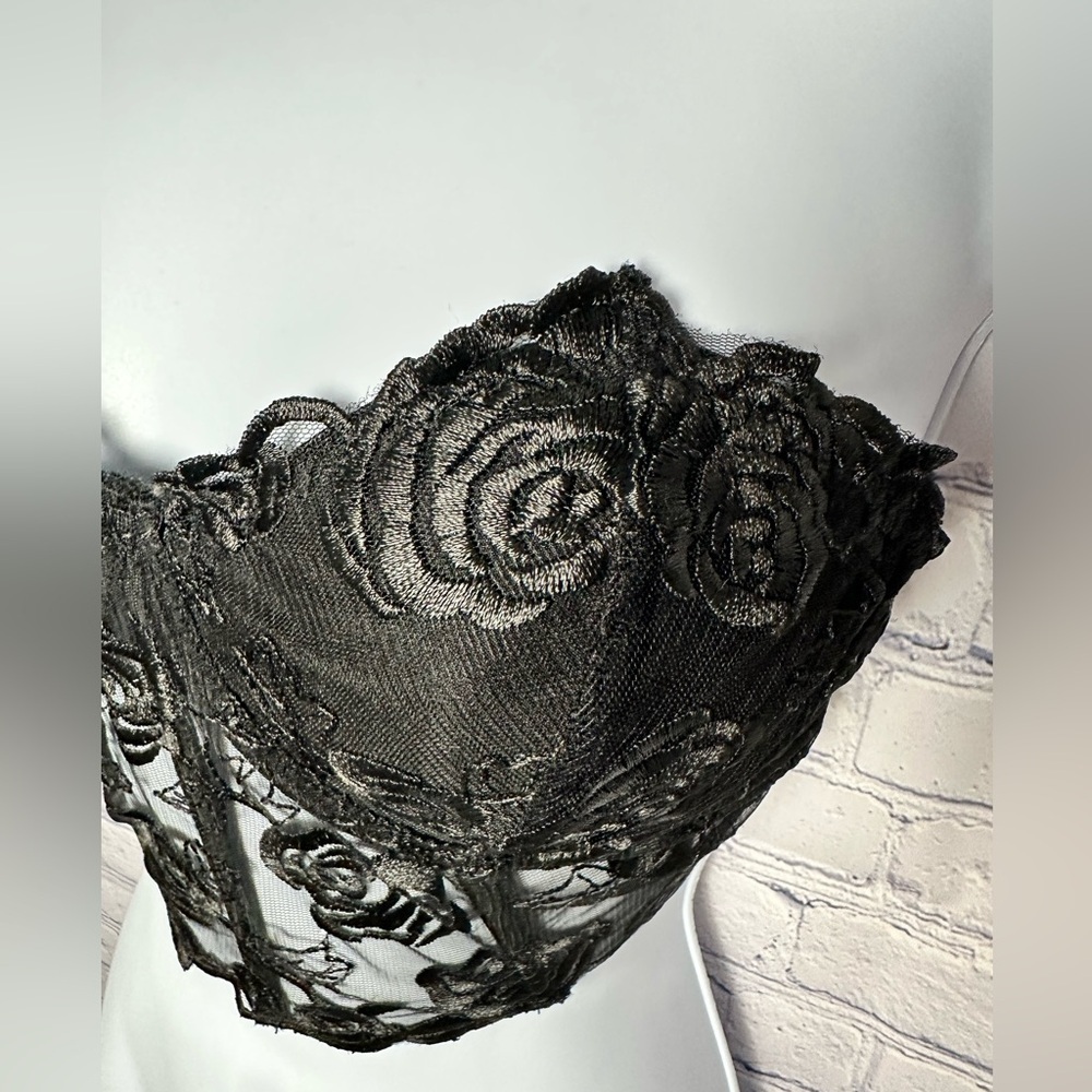 Sexy black lace wire-ribbed bustier with rose design and clasp mesh back - Picture 4 of 9